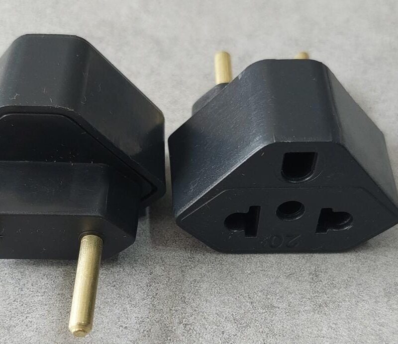 Cod. 13818 Plug Adaptador 3 pinos entrada 20A E SAIDA 10AMP 220 V