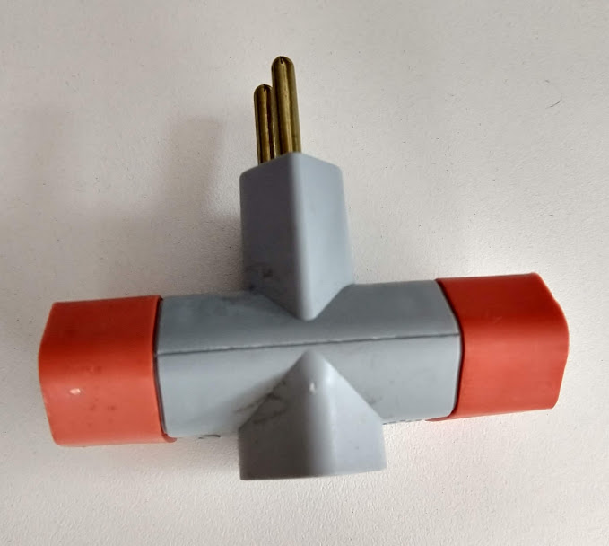 Cod. 2302 Plug com tres saidas 2p + T 10A cinza marca Luster