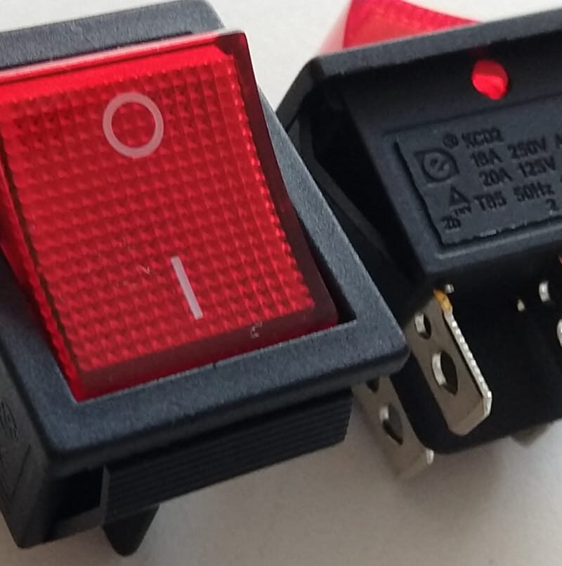 Cod.11153 Chave Gangorra On Off KCD2 -201n 25x25mm vermelha acesso direto 16A 250V.