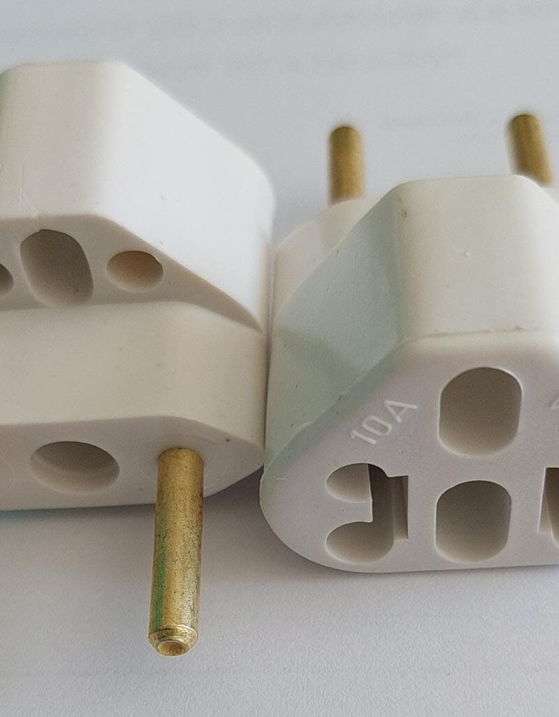 Cod.13017 Plug Adaptador branco 10A - 20A  250V.