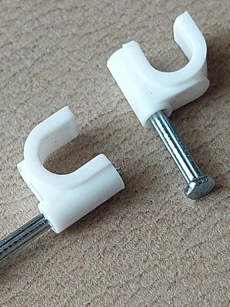 Cod.13330 Grampo Fixa Cabo branco RG 59 Com 01 pç   5mm.