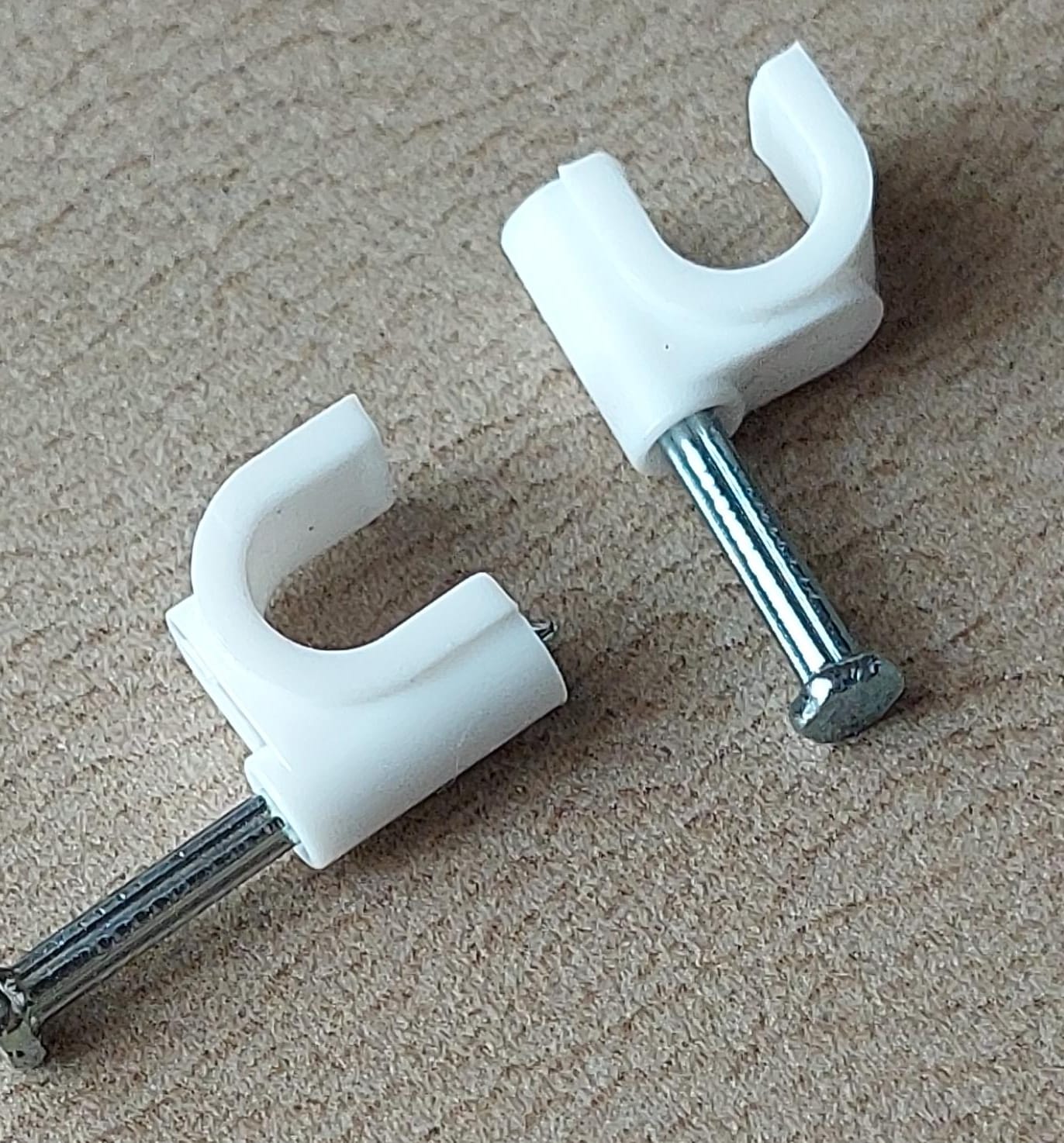 Cod.13330 Grampo Fixa Cabo branco RG 59 Com 01 pç 5mm.
