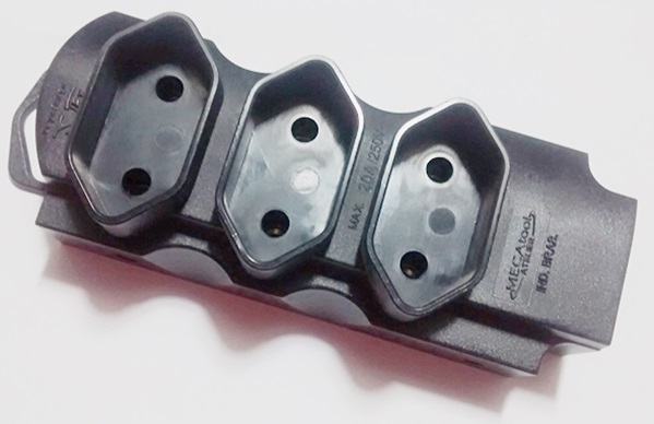 Cod.2864 Tomada tripla 2P 10A preto - marca Mecatool